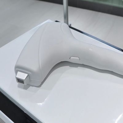 स्थायी बाल हटाने के लिए 450W-600W शक्ति और 10 मिलियन शॉट्स के साथ 808nm डायोड लेजर हेयर रिमूवल मशीन